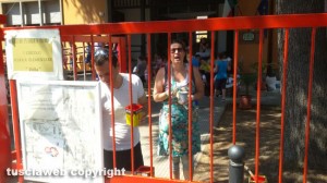 Viterbo - Scuola primaria "A. Volta" - I genitori verniciano la recinzione