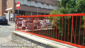 Viterbo - Scuola primaria "A. Volta" - I genitori verniciano la recinzione