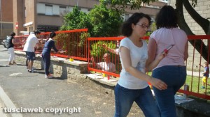 Viterbo - Scuola primaria "A. Volta" - I genitori verniciano la recinzione
