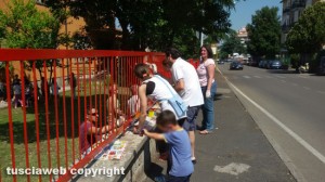Viterbo - Scuola primaria "A. Volta" - I genitori verniciano la recinzione