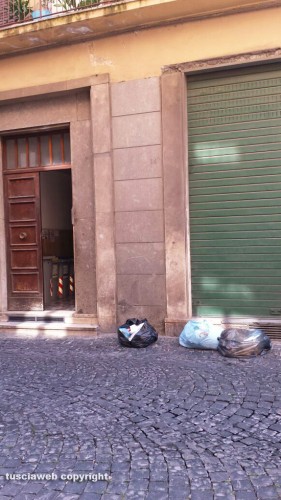 Viterbo - Rifiuti in via del Meone
