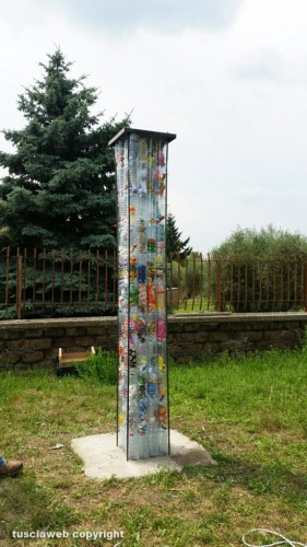Viterbo - Il totem "Tracce d'infanzia" alla scuola S. Pietro