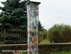 Viterbo - Il totem "Tracce d'infanzia" alla scuola S. Pietro