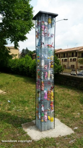 Viterbo - Il totem "Tracce d'infanzia" alla scuola S. Pietro