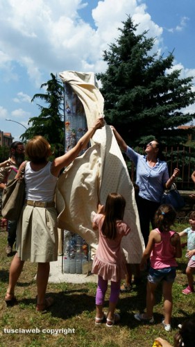 Viterbo - Il totem "Tracce d'infanzia" alla scuola S. Pietro
