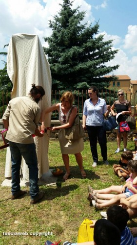 Viterbo - Il totem "Tracce d'infanzia" alla scuola S. Pietro
