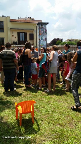Viterbo - Il totem "Tracce d'infanzia" alla scuola S. Pietro