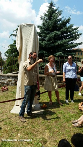 Viterbo - Il totem "Tracce d'infanzia" alla scuola S. Pietro