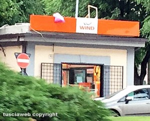 Viterbo - Piazzale Gramsci - Un sacchetto dei rifiuti che penzola dal tetto