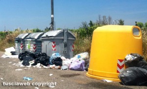 Viterbo - Rifiuti su strada SS Valentino e Ilario