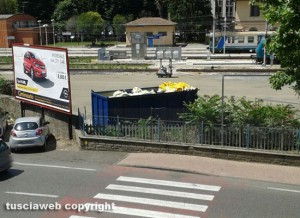 Viterbo - Container rifiuti alla stazione di Porta Fiorentina