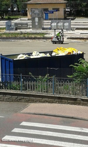 Viterbo - Container rifiuti alla stazione di Porta Fiorentina