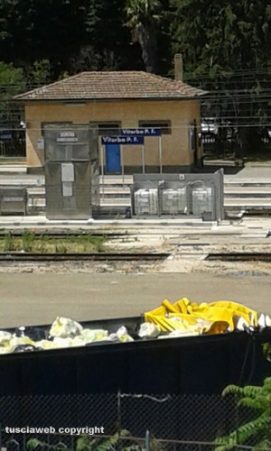 Viterbo - Container rifiuti alla stazione di Porta Fiorentina