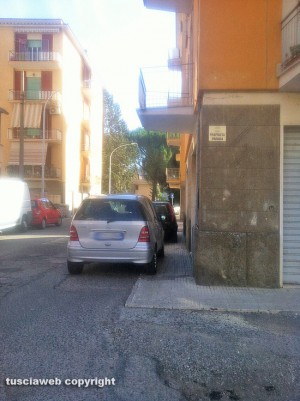 Viterbo - Parcheggio selvaggio in via Caduti sul lavoro