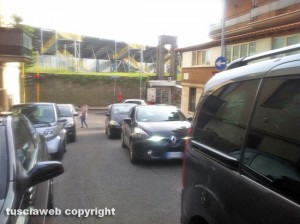 Viterbo - Parcheggio selvaggio in via Caduti sul lavoro