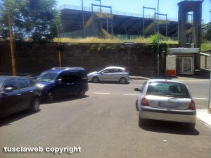 Viterbo - Parcheggio selvaggio in via Caduti sul lavoro