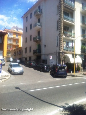 Viterbo - Parcheggio selvaggio in via Caduti sul lavoro