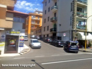 Viterbo - Parcheggio selvaggio in via Caduti sul lavoro