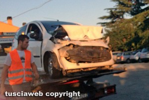 Monte Romano - L'incidente sull'Aurelia Bis - La Citroen C1 distrutta e nel riquadro Valentino Galantuomo