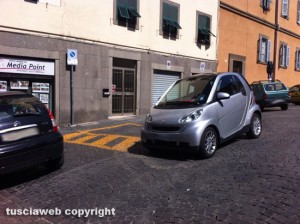 Viterbo - Piazza San Sisto - Un'auto blocca il parcheggio ai disabili