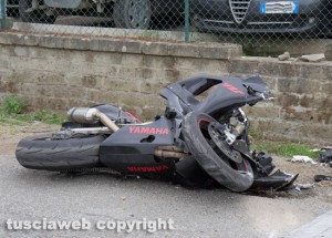 Viterbo - Poggino - Moto si schianta contro un muretto, un morto