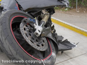 Viterbo - Poggino - Moto si schianta contro un muretto, un morto