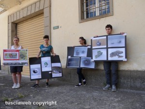 Viterbo - Provveditorato - La protesta silenziosa di alcuni ragazzi del liceo artistico "F. Orioli"