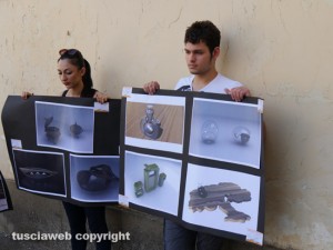 Viterbo - Provveditorato - La protesta silenziosa di alcuni ragazzi del liceo artistico "F. Orioli"