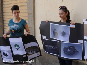 Viterbo - Provveditorato - La protesta silenziosa di alcuni ragazzi del liceo artistico "F. Orioli"