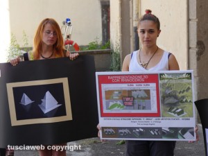 Viterbo - Provveditorato - La protesta silenziosa di alcuni ragazzi del liceo artistico "F. Orioli"