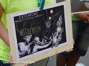 Viterbo - Provveditorato - La protesta silenziosa di alcuni ragazzi del liceo artistico "F. Orioli"