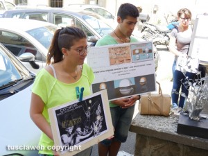 Viterbo - Provveditorato - La protesta silenziosa di alcuni ragazzi del liceo artistico "F. Orioli"