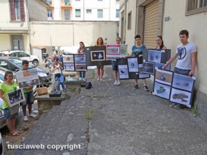 Viterbo - Provveditorato - La protesta silenziosa di alcuni ragazzi del liceo artistico "F. Orioli"