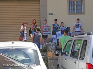 Viterbo - Provveditorato - La protesta silenziosa di alcuni ragazzi del liceo artistico "F. Orioli"