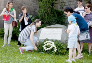 Viterbo - L'Auser depone dei fiore sulla lapide di "Una donna rimasta sconosciuta"