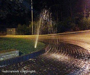 Tarquinia - Irrigatore rotto sulla rotonda vicino al Top16