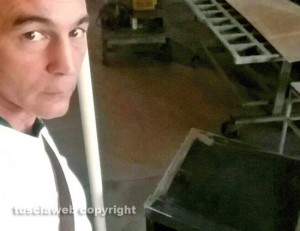 L'ideatore di Gloria Raffaele Ascenzi col contenitore dei biglietti