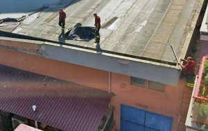 Viterbo - I vigili del fuoco al lavoro sul tetto dell'ex cinema Azzurro