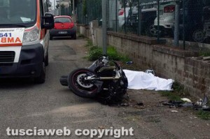 Viterbo - Poggino - Moto si schianta contro un muretto, un morto