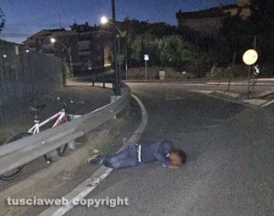 Viterbo - Dorme in mezzo alla strada per l'ospedale