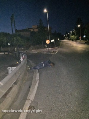 Viterbo - Dorme in mezzo alla strada per l'ospedale