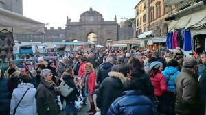 La folla per gli ambulanti di Forte dei Marmi a Viterbo