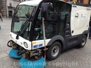 Una spazzatrice elettrica di Viterbo Ambiente