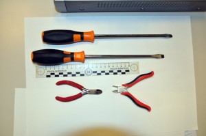 Gli arnesi sequestrati dalla mobile 