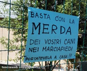 Viterbo - Un cartello di protesta contro i proprietari di cani