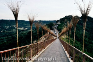 Intellettuali e politici per salvare Civita - Le istallazioni lungo il ponte
