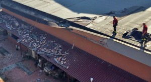 Viterbo - I vigili del fuoco al lavoro sul tetto dell'ex cinema Azzurro