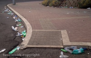 Le bottiglie di plastica abbandonate fuori alla scuola Egidi