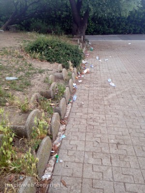 Le bottiglie di plastica abbandonate fuori alla scuola Egidi