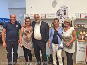 Riccardo Valentini con imprenditori e imprenditrici del padiglione Lazio